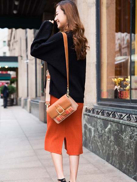 ブラック/セーター+オレンジ/スカート