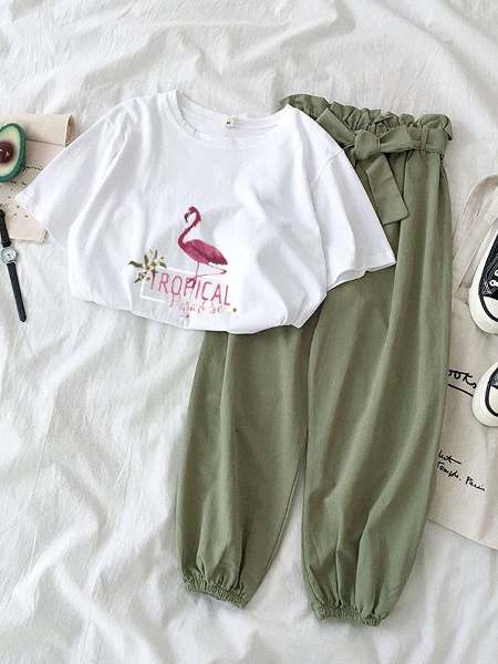 ホワイト/Tシャツ+グリーン/カジュアルパンツ